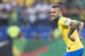 Em post, Daniel Alves anuncia despedida do PSG: "Que não sintam falta das minhas loucuras"