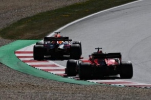 GP da Áustria: Max Verstappen vence de forma espetacular após passar Charles Leclerc no fim