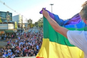 Parada LGBT+ pede amor pela diferença e destaca momentos de luta e oportunidade