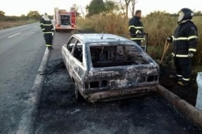 Veículo carregado com maconha é encontrado em chamas na BR-267