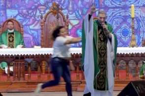 Mulher empurra Padre Marcelo Rossi de altar durante missa em Cachoeira Paulista; veja vídeo