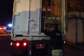 Polícia encontra 700 mil maços de cigarros em caminhão