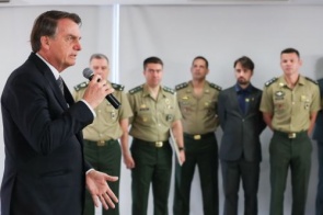 Bolsonaro alerta para guerra da informação