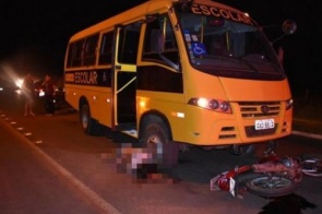 Casal morre após colidir moto em picape e ônibus em avenida