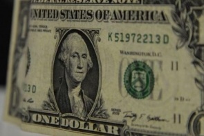Dólar registra queda de 0,67% e fecha cotado a R$ 4,13; Bolsa cai quase 3%