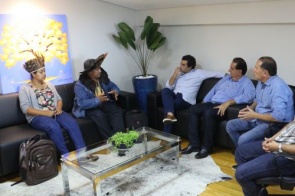 Pacco e lideranças indígenas de Dourados levam reivindicação ao deputado Beto Pereira