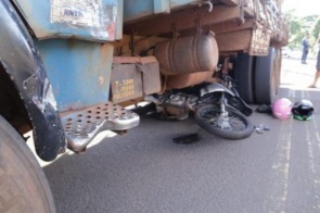 Passageira de moto morre após acidente em rua sem sinalização