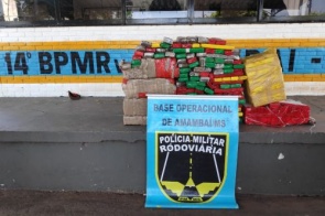 Após perseguição de 10 km, policiais apreendem 240 kg de maconha