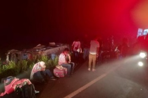 Ônibus capota com 32 passageiros e deixa vários feridos entre Dourados e Ponta Porã