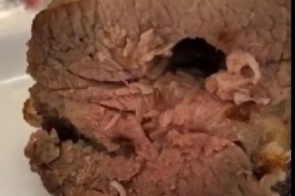 Churrascaria é acusada de servir carne com larvas; veja vídeo
