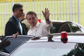 Bolsonaro sanciona lei que pune incitação ao suicídio pela internet