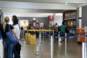 Enquanto reforma não vem, usuários enfrentam precariedade no aeroporto