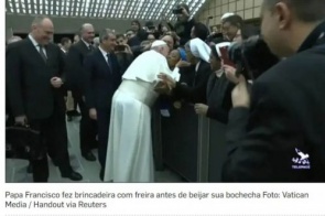 Papa brinca com freira que pediu beijo e pede para que ela não o morda