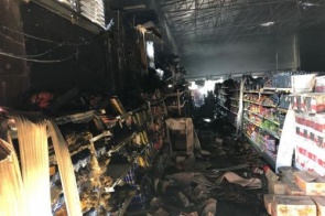 Supermercado fica destruído após incêndio no interior