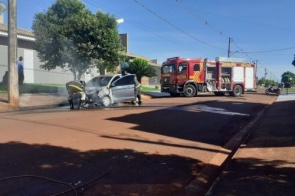 Carro estacionado pega fogo em bairro de Dourados