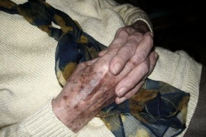 Polícia encontra idosa abandonada vivendo em situação precária em Dourados