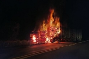 Carreta bitrem fica destruída após pegar fogo na rodovia br-158