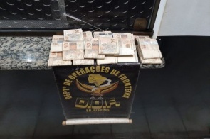 Polícia encontra quase R$ 20 mil em fundo falso de caminhonete