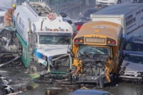 Megaengavetamento com 200 carros mata dois e deixa 100 feridos no Canadá
