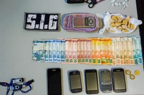 Família do tráfico é presa com pasta-base, dinheiro e celulares