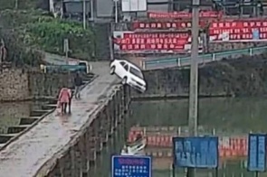 Chinês cai com carro em rio 10 minutos após pegar sua primeira carteira de motorista