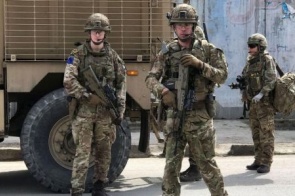 Tiroteio no Afeganistão mata pelo menos 27 e deixa 55 feridos