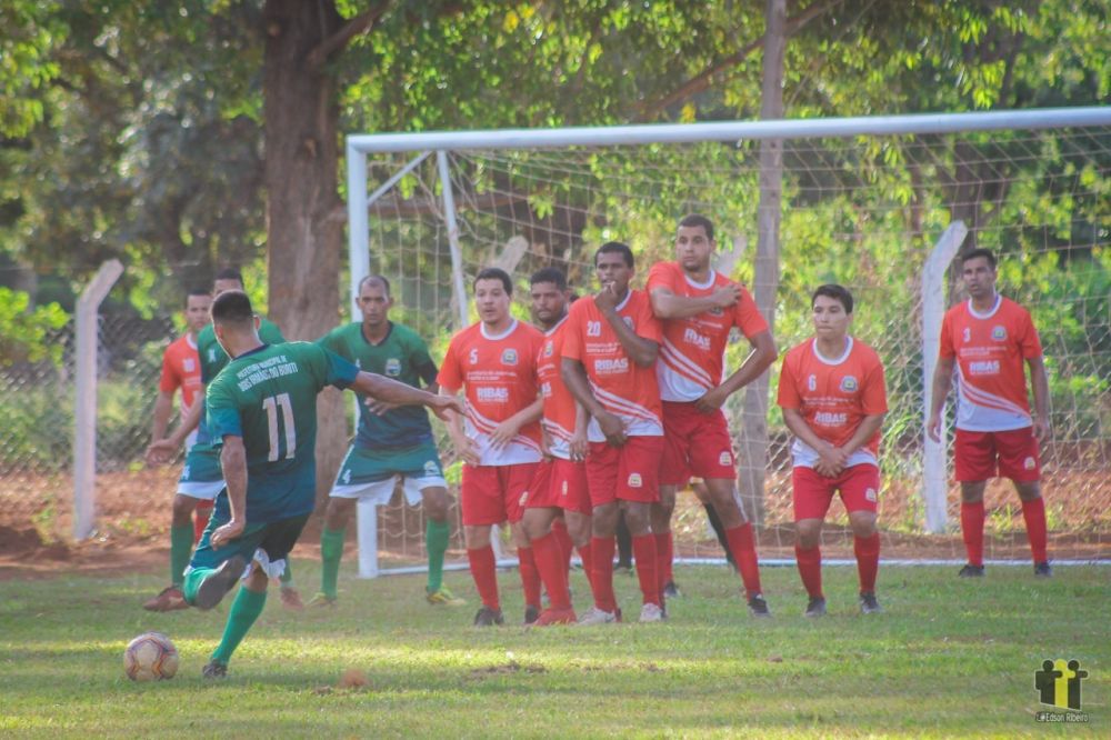 De verde, Dois Irmãos do Buriti tenta gol de falta contra Ribas - Crédito: (Edson Ribeiro)