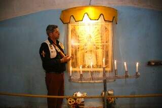 Jefferson Ravedutti, presidente do Templo Ganulo, em frente a imagem do espírito Pai Seta Branca. (Foto: Paulo Francis)