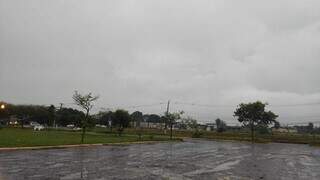 Chuva nesta manhã em Dourados, na Rua Coronel Ponciano, no Parque dos Jequitibás (Foto: Helio de Freitas)