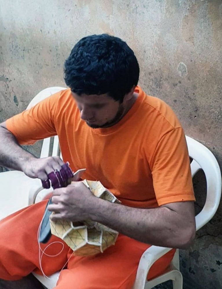 De forma voluntária, presos confeccionam bolas que serão doadas em campanha (Foto: Divulgação/Agepen)