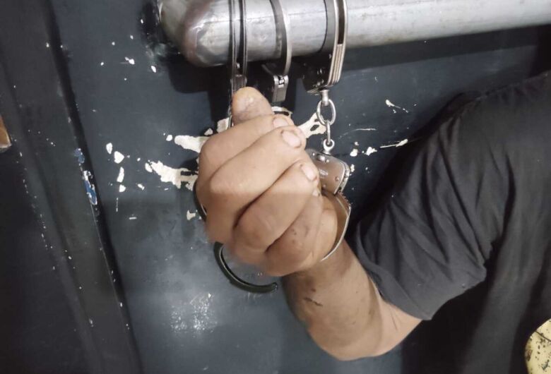 O homem confessou o crime e disse que pretendia trocar os fios por drogas - Crédito: Osvaldo Duarte/Dourados News