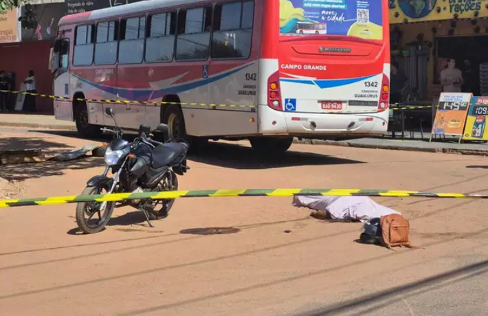 Motociclista de 25 anos morreu depois de cair em monte de areia e ser atropelada por um ônibus na Rua Engenheiro Paulo Frontin, no Jardim Los Angeles, em Campo Grande. O acidente aconteceu na manhã desta segunda-feira (5). Câmera de segurança regist