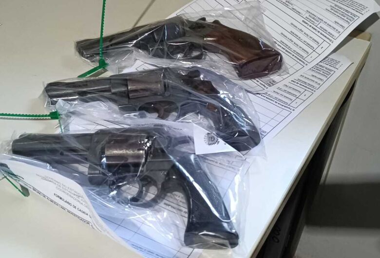 No interior do carro, os policiais encontraram três revólveres calibre .38 - Crédito: Osvaldo Duarte/Dourados News