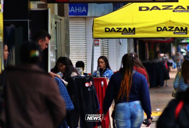A expectativa é que o comércio aqueça não só os consumidores, mas também o caixa dos lojistas douradenses. - Crédito: Clara Medeiros/Dourados News