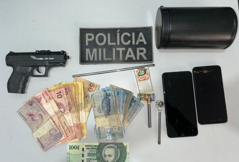Polícia apreende drogas, objetos furtados e simulacro de arma durante operação - Crédito: Divulgação