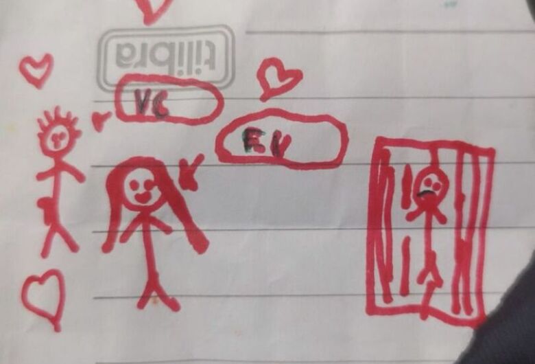 No desenho feito à mão com caneta vermelha, a menina expressa gratidão e alívio após a prisão do padrasto - Crédito: Divulgação/PM