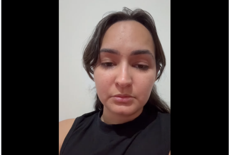 Thaysa gravou um vídeo em que aparece chorando e falando sobre a dor de perder a mãe - Crédito: Reprodução/Facebook