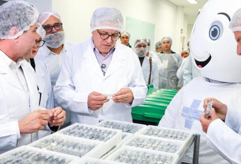 Transferência de tecnologia visa garantir produção 100% nacional e abastecimento no país diante de escassez global. Serão 45 milhões de doses por ano - Crédito: Walterson Rosa/MS