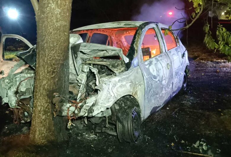 Ele conduzia um veículo VW Gol quando perdeu o controle da direção e colidiu contra uma árvore. - Crédito: Dourados News