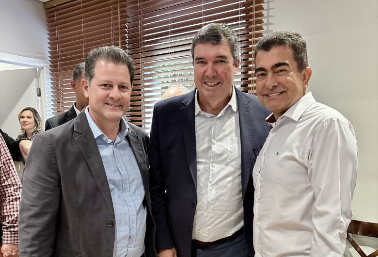 Renato Câmara (à esq.), o governador Eduardo Riedel (centro) e o prefeito Marçal Filho (dir.) durante agenda oficial em Campo Grande para anunciar novos investimentos em infraestrutura e saúde no município - Crédito: Divulgação