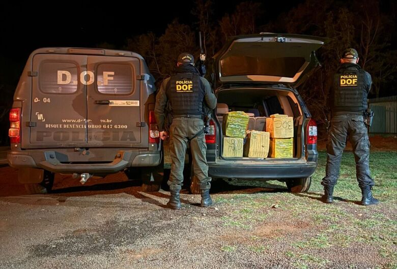 Em vistoria no veículo foram encontrados, no porta-malas, diversos fardos de maconha - Crédito: Divulgação/DOF