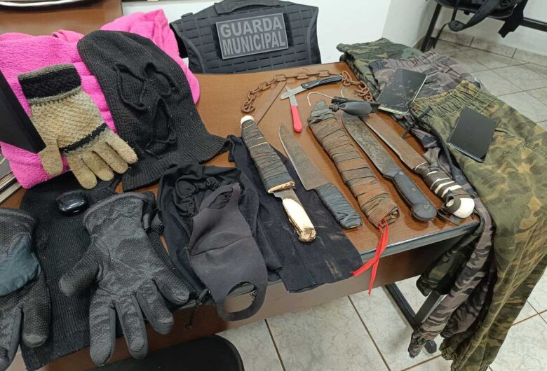 Objetos apreendidos com os menores nesta manhã - Crédito: Osvaldo Duarte/Dourados News