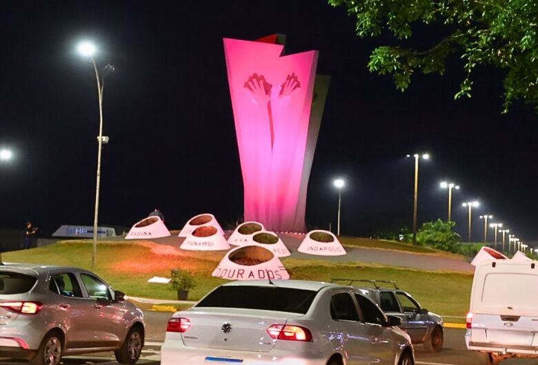 Recém revitalizado, Monumento ao Colono em Dourados exibe tom na cor da Campanha Outubro Rosa comissão - Crédito: A. Frota