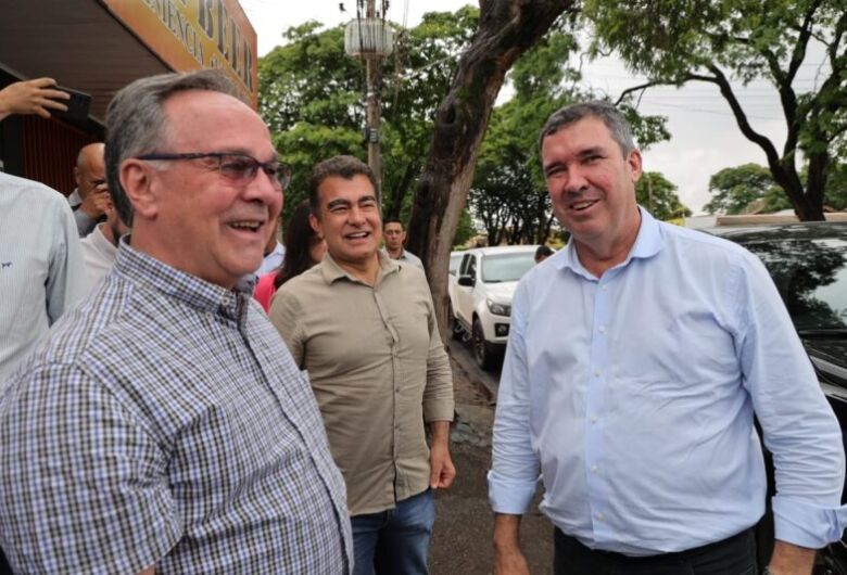 Marçal, Riedel e comitiva de parlamentares durante vistoria do recapeamento concluído no Grande Água Boa - Crédito: A. Frota/Assecom
