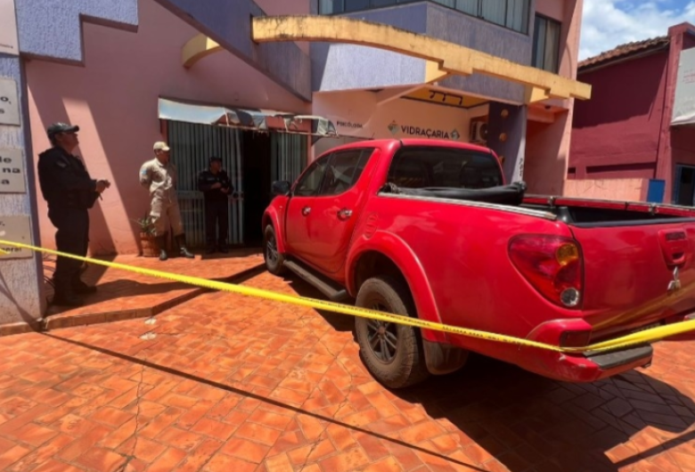 Caminhonete Mitsubishi L200 encontrada em frente ao local - Crédito: Rio Brilhante em Tempo Real