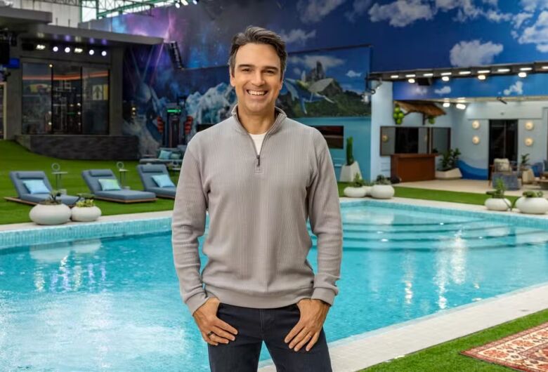 Apresentador Tadeu Schmidt, na casa do "BBB 26" - Crédito: Globo/ Fábio Rocha