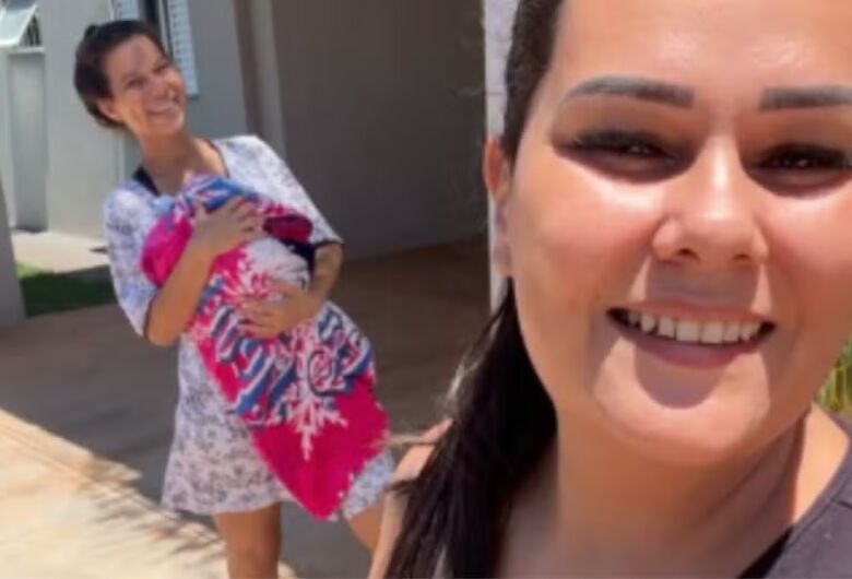 Amizade de 20 anos marca nascimento dentro de carro e vídeo viraliza - Crédito: Redes sociais