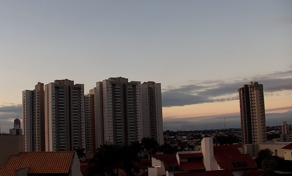 Céu de Campo Grande com algumas nuvens nesta manhã (Foto: Direto das Ruas)
