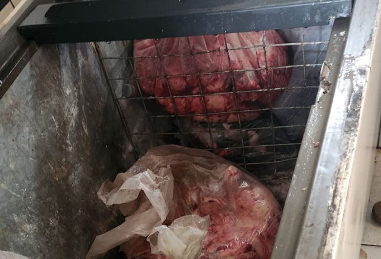Carne sem procedência foi apreendida em Paranaíba - Crédito: Divulgação