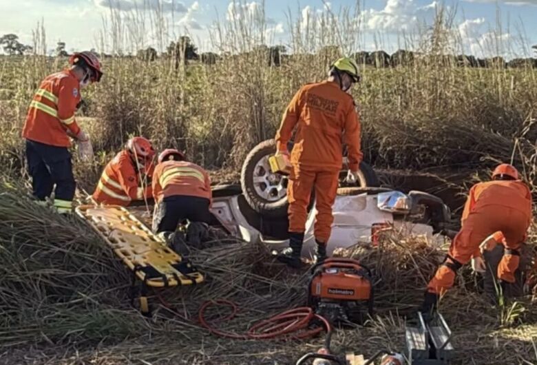 Veículo ficou com as quatro rodas para cima - Crédito: MS Todo Dia